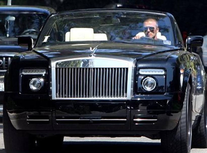 Ben 3 figli da scarrozzare per David Beckham! Il mezzo scelto dal campione inglese  la Rolls Royce Phantom decappottabile, nera con interni bianchi dal valore di circa 370mila euro.